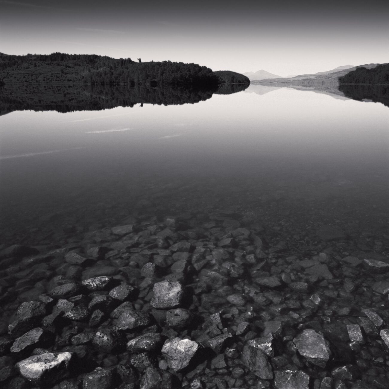 Immersed Stones, Loch Garry, Écosse. Août 2022. Ref-11595 - Denis Olivier Photographie