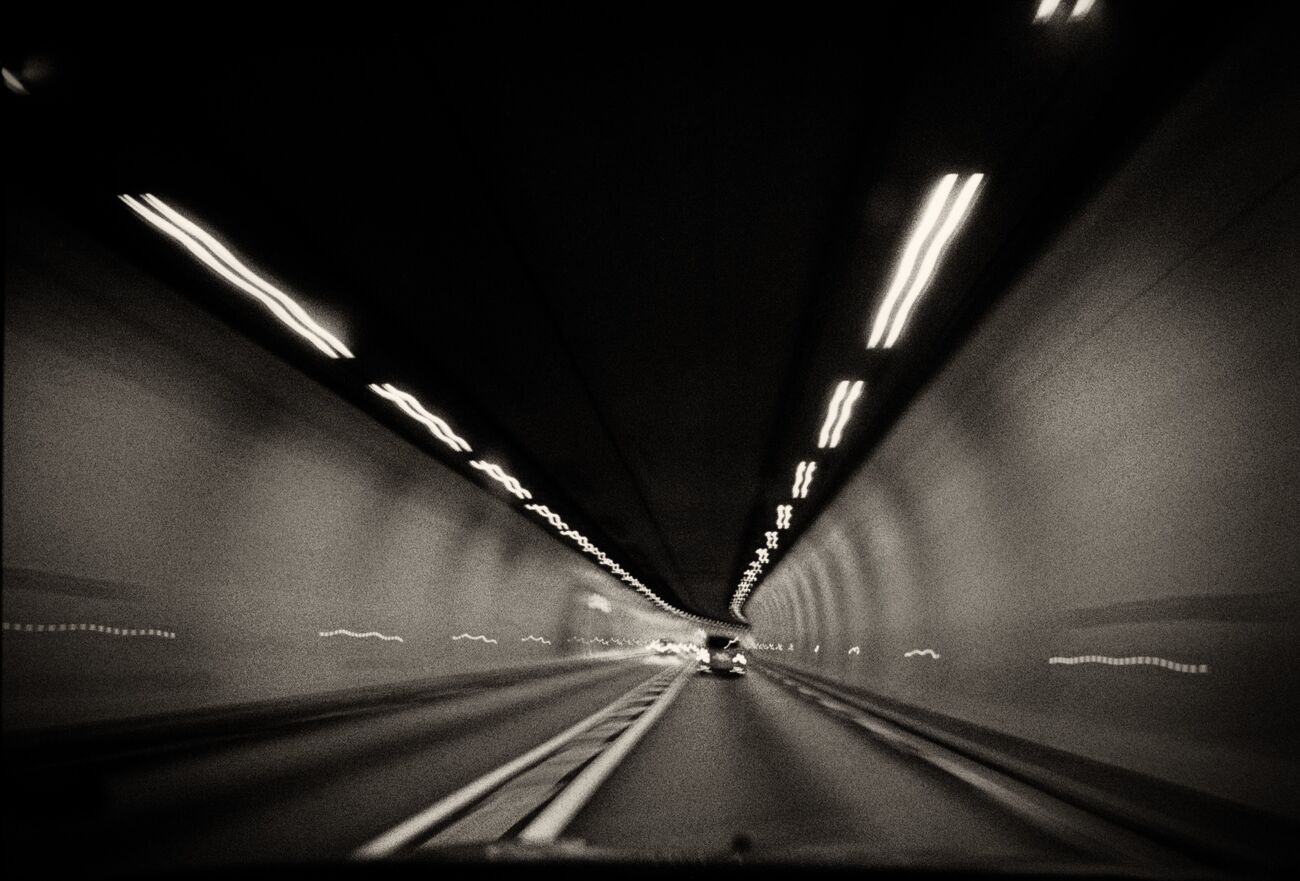 Acquérir un tirage 23 x 15.6 cm, Moving in a Tunnel. Ref-1391-1 - Denis Olivier Photographie