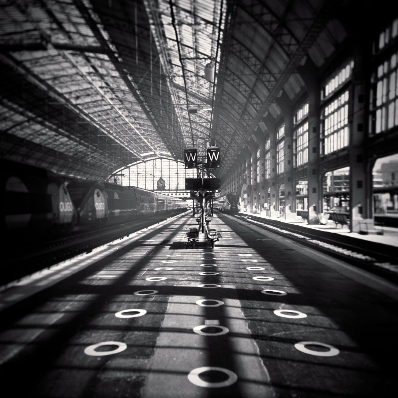 Platform, Saint-Jean Train Station, Bordeaux, France. Avril 2021. Ref-11506 - Denis Olivier Photographie