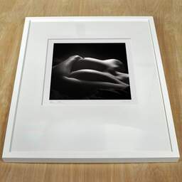 Photographie d'art et collection Denis Olivier, Anne, Poitiers, France. Avril 1990. Ref-999 - Denis Olivier Photographie, cadre blanc sur une table en bois
