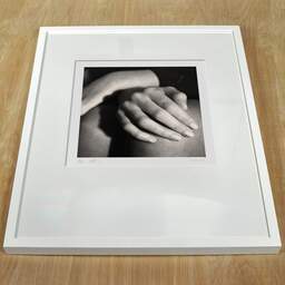 Photographie d'art et collection Denis Olivier, Barbara, Poitiers, France. Mars 1991. Ref-835 - Denis Olivier Photographie d'Art, cadre blanc sur une table en bois