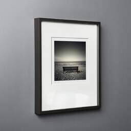 Photographie d'art et collection Denis Olivier, Bench, LLandulas Beach, Pays De Galles. Avril 2006. Ref-947 - Denis Olivier Photographie, cadre bois noir sur fond gris