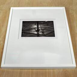 Photographie d'art et collection Denis Olivier, Blossac Park, Poitiers, France. Janvier 1990. Ref-89 - Denis Olivier Photographie, cadre blanc sur une table en bois