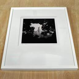 Photographie d'art et collection Denis Olivier, Breathe, Central Park, Manhattan, New York, USA. Juillet 2013. Ref-1369 - Denis Olivier Photographie d'Art, cadre blanc sur une table en bois