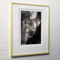 Photographie d'art et collection Denis Olivier, Catherine, Poitiers, France. Avril 1991. Ref-82 - Denis Olivier Photographie, cadre bois clair sur mur blanc