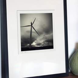 Photographie d'art et collection Denis Olivier, Causeymire Wind Farm, Achkeepster Hill, Écosse. Avril 2006. Ref-970 - Denis Olivier Photographie d'Art, exposition en galerie dans avec cadre noir