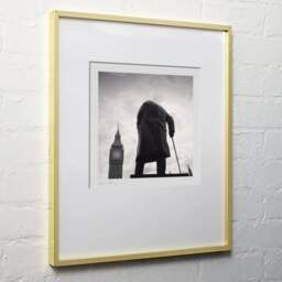 Photographie d'art et collection Denis Olivier, Churchill Statue, London, Angleterre. Août 2022. Ref-11583 - Denis Olivier Photographie, cadre bois clair sur mur blanc
