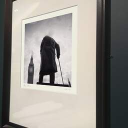 Photographie d'art et collection Denis Olivier, Churchill Statue, London, Angleterre. Août 2022. Ref-11583 - Denis Olivier Photographie, ancien cadre bois marron sur fond gris foncé