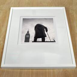 Photographie d'art et collection Denis Olivier, Churchill Statue, London, Angleterre. Août 2022. Ref-11583 - Denis Olivier Photographie, cadre blanc sur une table en bois