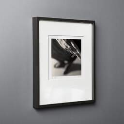 Photographie d'art et collection Denis Olivier, Cigarette, Poitiers, France. Avril 1991. Ref-823 - Denis Olivier Photographie, cadre bois noir sur fond gris