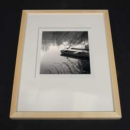 Photographie d'art et collection Denis Olivier, Clain River, Poitiers, France. Décembre 1989. Ref-913 - Denis Olivier Photographie, cadre bois clair sur fond sombre