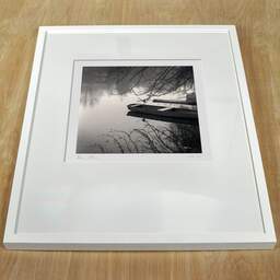 Photographie d'art et collection Denis Olivier, Clain River, Poitiers, France. Décembre 1989. Ref-913 - Denis Olivier Photographie, cadre blanc sur une table en bois