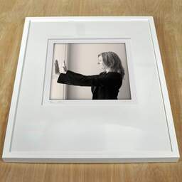 Photographie d'art et collection Denis Olivier, Contact, Royan, France. Juillet 2005. Ref-695 - Denis Olivier Photographie, cadre blanc sur une table en bois