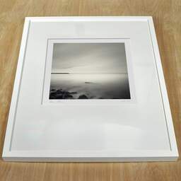 Photographie d'art et collection Denis Olivier, Corniche Bay, Sète, France. Août 2006. Ref-1035 - Denis Olivier Photographie, cadre blanc sur une table en bois