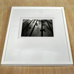 Photographie d'art et collection Denis Olivier, Dead Leaves, Royan, France. Septembre 1990. Ref-105 - Denis Olivier Photographie d'Art, cadre blanc sur une table en bois