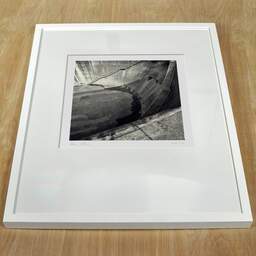Photographie d'art et collection Denis Olivier, Dry Dock, Bassens Harbour, France. Août 2006. Ref-1016 - Denis Olivier Photographie, cadre blanc sur une table en bois