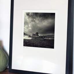 Photographie d'art et collection Denis Olivier, Eilean Donan Castle, Etude 1, Highlands, Écosse. Avril 2006. Ref-953 - Denis Olivier Photographie, exposition en galerie dans avec cadre noir