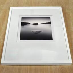 Photographie d'art et collection Denis Olivier, Emerging Sand, Loch Awe, Écosse. Août 2022. Ref-11582 - Denis Olivier Photographie, cadre blanc sur une table en bois
