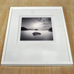 Photographie d'art et collection Denis Olivier, Fjord Rock, Westland, Norvège. Août 2013. Ref-11600 - Denis Olivier Photographie, cadre blanc sur une table en bois