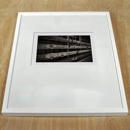 Photographie d'art et collection Denis Olivier, Folding Paper Fans, Seigan-ji Temple, Kyoto, Japon. Juillet 2014. Ref-1329 - Denis Olivier Photographie, cadre blanc sur une table en bois