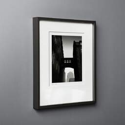 Photographie d'art et collection Denis Olivier, Footbridge, Saint-Malo, France. Décembre 2022. Ref-11648 - Denis Olivier Photographie, cadre bois noir sur fond gris