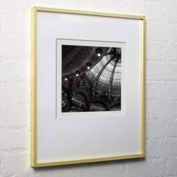 Photographie d'art et collection Denis Olivier, Galeries Lafayette, Paris, France. Février 2005. Ref-545 - Denis Olivier Photographie, cadre bois clair sur mur blanc