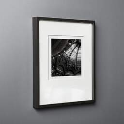 Photographie d'art et collection Denis Olivier, Galeries Lafayette, Paris, France. Février 2005. Ref-545 - Denis Olivier Photographie, cadre bois noir sur fond gris
