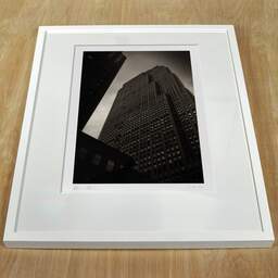 Photographie d'art et collection Denis Olivier, GE Building, New York, États-Unis. Juillet 2013. Ref-1373 - Denis Olivier Photographie, cadre blanc sur une table en bois