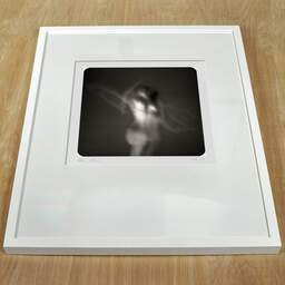 Photographie d'art et collection Denis Olivier, Ghost Opera, Etude 27. Octobre 2007. Ref-1109 - Denis Olivier Photographie, cadre blanc sur une table en bois