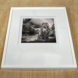 Photographie d'art et collection Denis Olivier, Giant Menhir, Le Manio, Carnac, France. Août 2005. Ref-773 - Denis Olivier Photographie, cadre blanc sur une table en bois