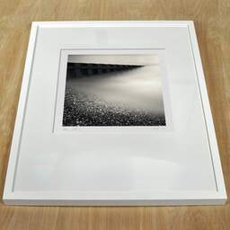 Photographie d'art et collection Denis Olivier, Groyne, Dover Beach, Angleterre. Avril 2006. Ref-939 - Denis Olivier Photographie, cadre blanc sur une table en bois