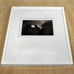 Photographie d'art et collection Denis Olivier, Guggenheim Museum, Etude 1, Bilbao, Espagne. Septembre 2013. Ref-1375 - Denis Olivier Photographie, cadre blanc sur une table en bois