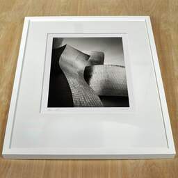 Photographie d'art et collection Denis Olivier, Guggenheim Museum, Etude 2, Bilbao, Espagne. Février 2022. Ref-11635 - Denis Olivier Photographie, cadre blanc sur une table en bois