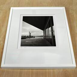 Photographie d'art et collection Denis Olivier, Harbour, Aarhus Domsogn, Danemark. Août 2019. Ref-11611 - Denis Olivier Photographie, cadre blanc sur une table en bois