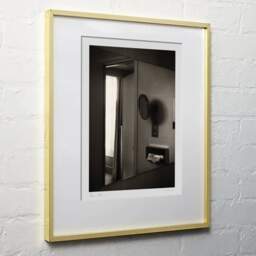 Photographie d'art et collection Denis Olivier, Hotel Bathroom, Paris, France. Septembre 2020. Ref-1390 - Denis Olivier Photographie, cadre bois clair sur mur blanc