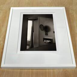 Photographie d'art et collection Denis Olivier, Hotel Bathroom, Paris, France. Septembre 2020. Ref-1390 - Denis Olivier Photographie, cadre blanc sur une table en bois