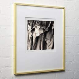 Photographie d'art et collection Denis Olivier, Human Skins, Surgères, France. Juin 1990. Ref-917 - Denis Olivier Photographie, cadre bois clair sur mur blanc