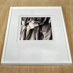 Photographie d'art et collection Denis Olivier, Human Skins, Surgères, France. Juin 1990. Ref-917 - Denis Olivier Photographie, cadre blanc sur une table en bois