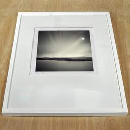 Photographie d'art et collection Denis Olivier, Lochawe, Scotland, Écosse. Avril 2006. Ref-982 - Denis Olivier Photographie, cadre blanc sur une table en bois
