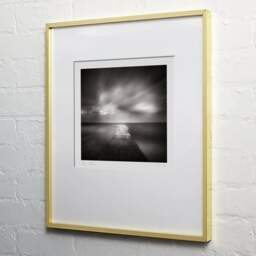 Photographie d'art et collection Denis Olivier, Pier, Ramsgate Beach, Angleterre. Avril 2006. Ref-937 - Denis Olivier Photographie, cadre bois clair sur mur blanc