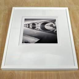 Photographie d'art et collection Denis Olivier, Pont-Neuf Bridge, Etude 2, Toulouse, France. Juin 2021. Ref-11567 - Denis Olivier Photographie, cadre blanc sur une table en bois