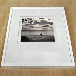 Photographie d'art et collection Denis Olivier, Pontaillac Beach, Royan, France. Septembre 2005. Ref-794 - Denis Olivier Photographie, cadre blanc sur une table en bois