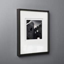 Photographie d'art et collection Denis Olivier, Rauzan Castle, Rauzan, France. Octobre 2022. Ref-11589 - Denis Olivier Photographie, cadre bois noir sur fond gris