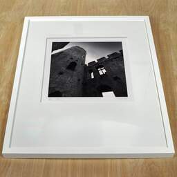 Photographie d'art et collection Denis Olivier, Rauzan Castle, Rauzan, France. Octobre 2022. Ref-11589 - Denis Olivier Photographie, cadre blanc sur une table en bois