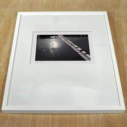 Photographie d'art et collection Denis Olivier, Rivaud, Poitiers, France. Janvier 1990. Ref-92 - Denis Olivier Photographie, cadre blanc sur une table en bois