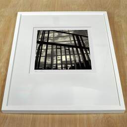 Photographie d'art et collection Denis Olivier, Rivaud, Poitiers, France. Février 1990. Ref-986 - Denis Olivier Photographie, cadre blanc sur une table en bois