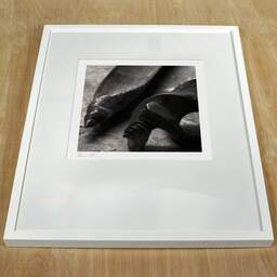 Photographie d'art et collection Denis Olivier, Royan, France, France. Mars 2005. Ref-509 - Denis Olivier Photographie, cadre blanc sur une table en bois