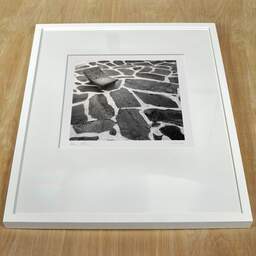 Photographie d'art et collection Denis Olivier, Dali's Terrace, Cadaqués, Espagne. Septembre 2003. Ref-457 - Denis Olivier Photographie, cadre blanc sur une table en bois