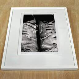 Photographie d'art et collection Denis Olivier, Shoes, Poitiers, France. Décembre 1990. Ref-94 - Denis Olivier Photographie, cadre blanc sur une table en bois