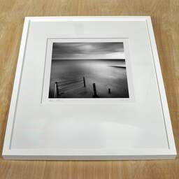 Photographie d'art et collection Denis Olivier, Stair End And Pier, Ramsgate Beach, Angleterre. Avril 2006. Ref-974 - Denis Olivier Photographie, cadre blanc sur une table en bois
